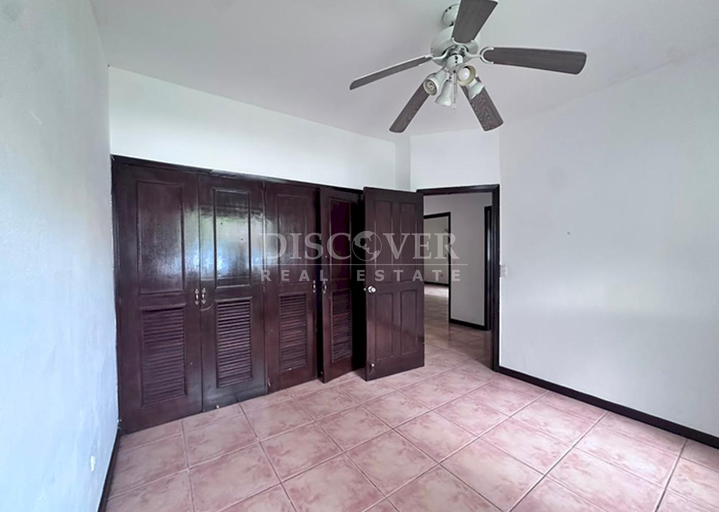  Spacious house with a pool for sale/rent on Carretera Sur