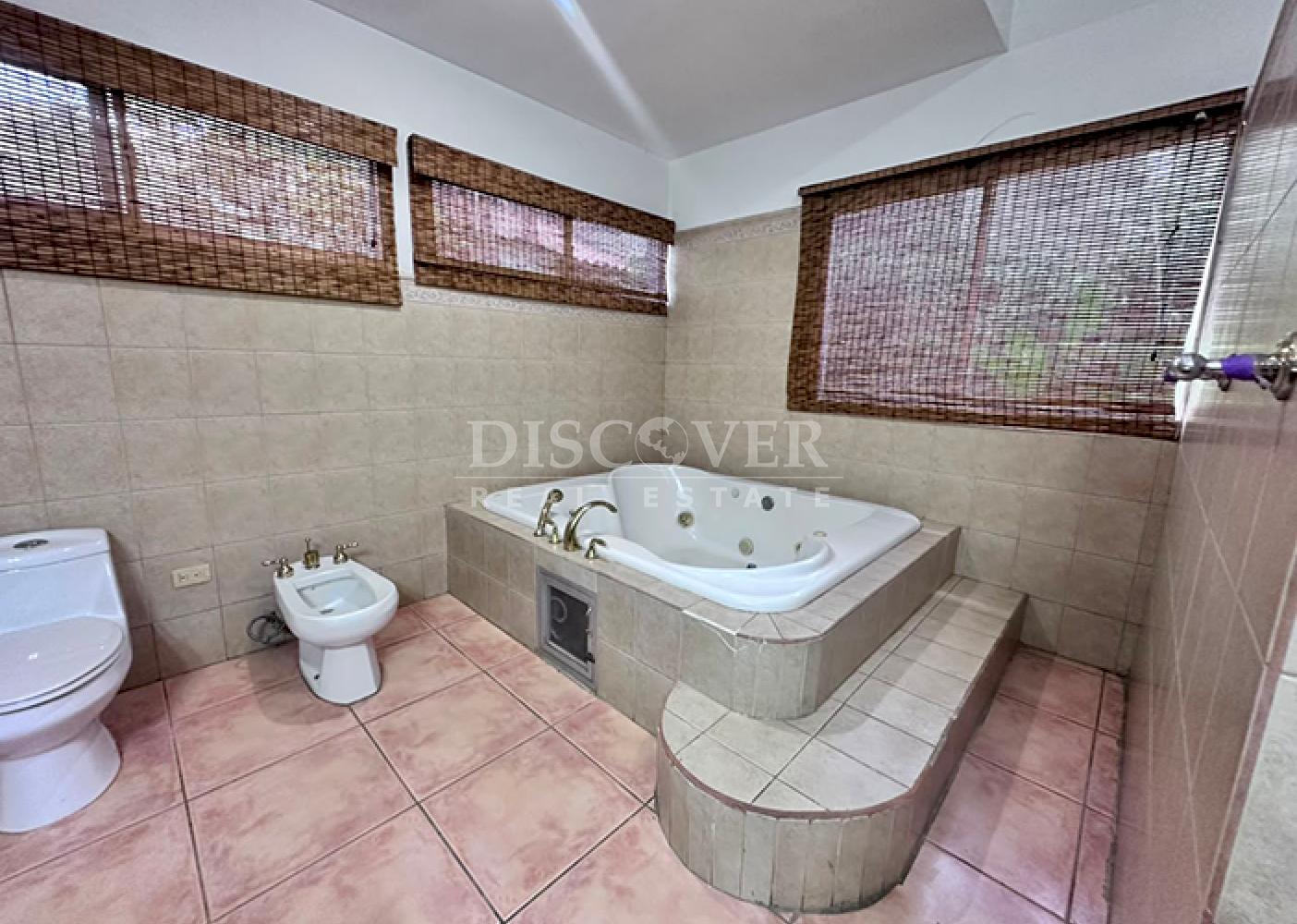  Spacious house with a pool for sale/rent on Carretera Sur