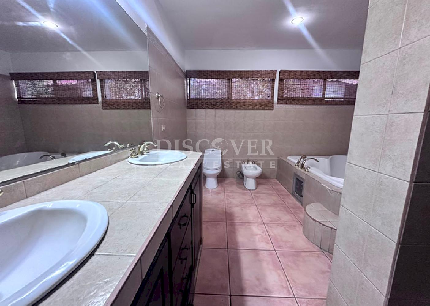  Spacious house with a pool for sale/rent on Carretera Sur