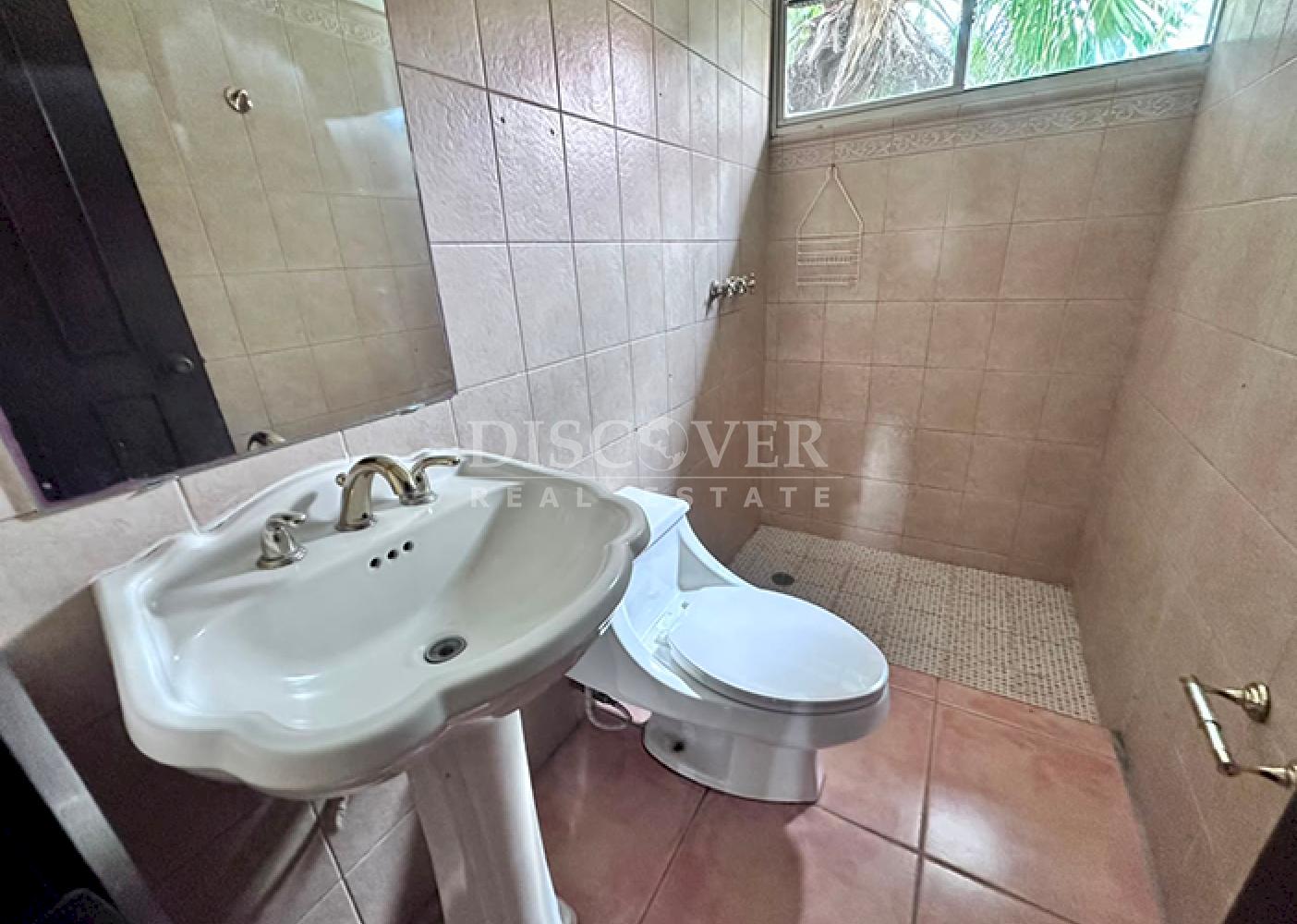  Spacious house with a pool for sale/rent on Carretera Sur