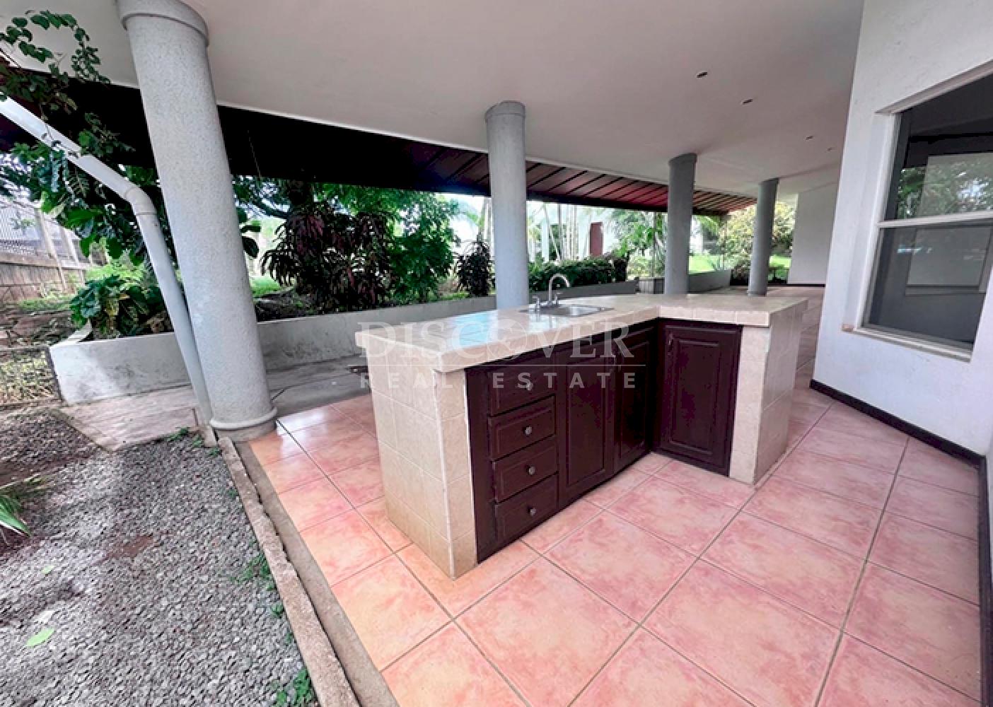  Spacious house with a pool for sale/rent on Carretera Sur
