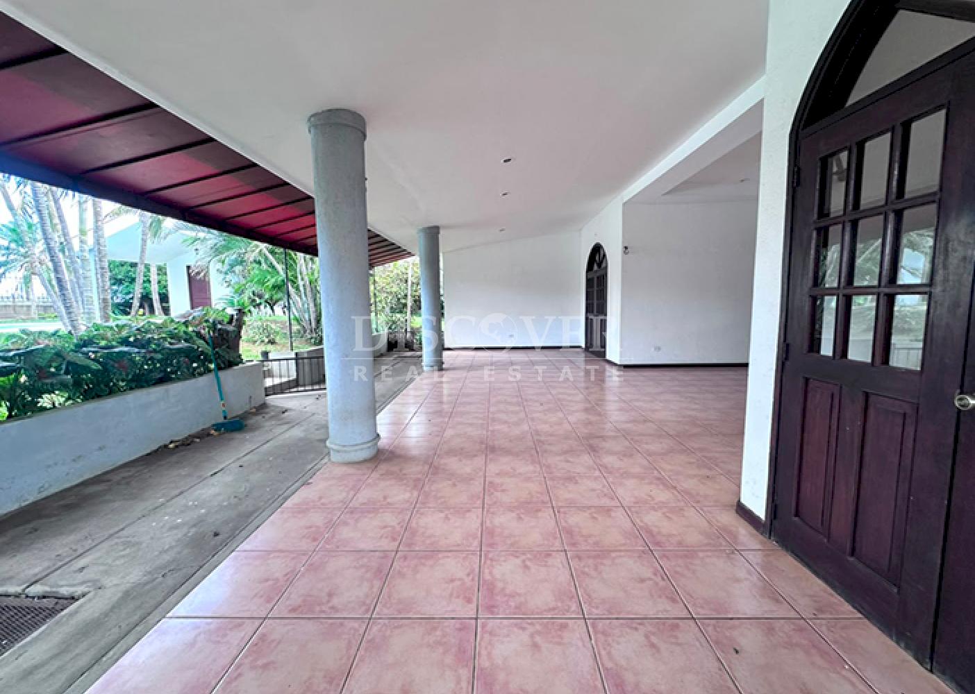  Spacious house with a pool for sale/rent on Carretera Sur