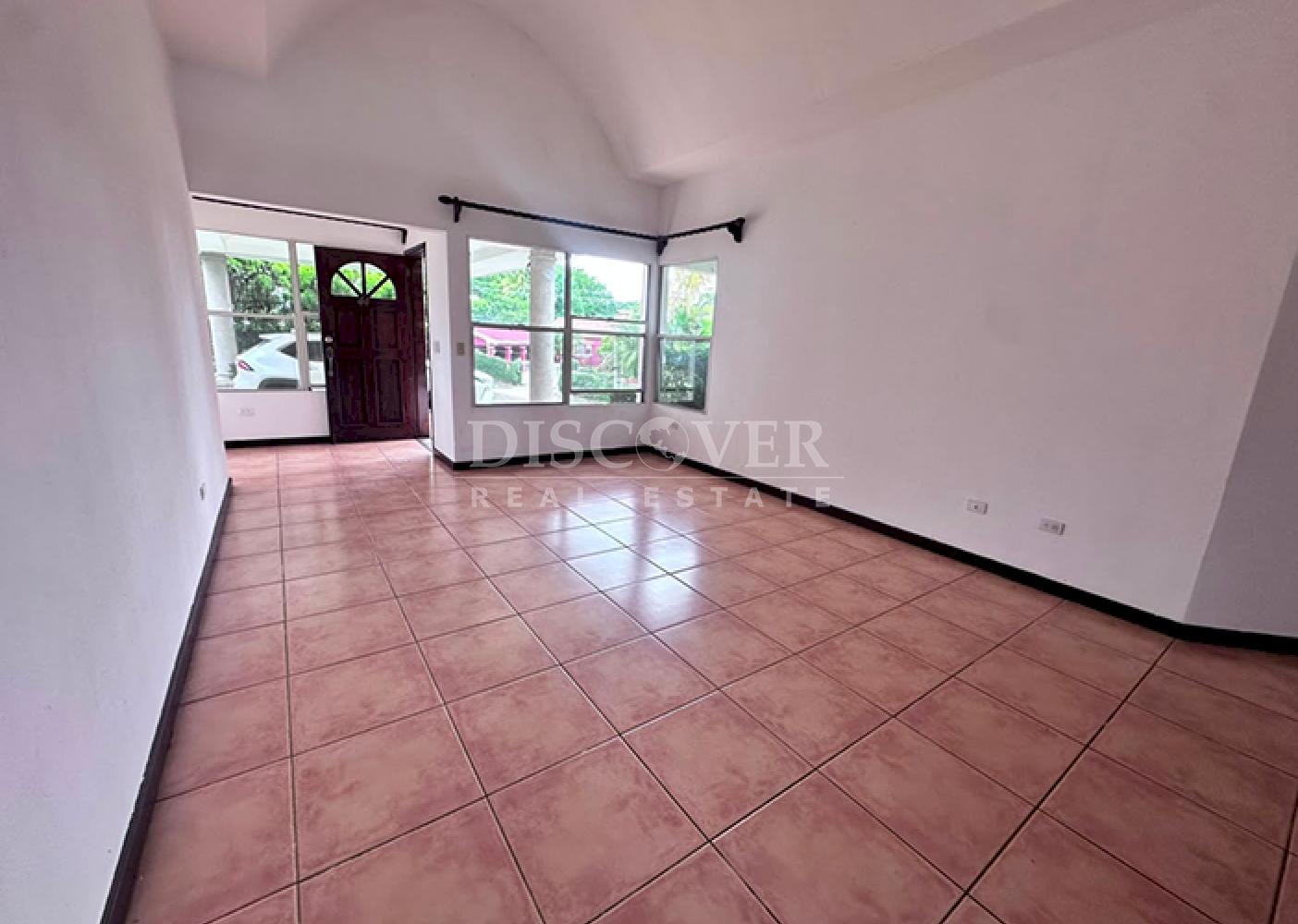  Spacious house with a pool for sale/rent on Carretera Sur
