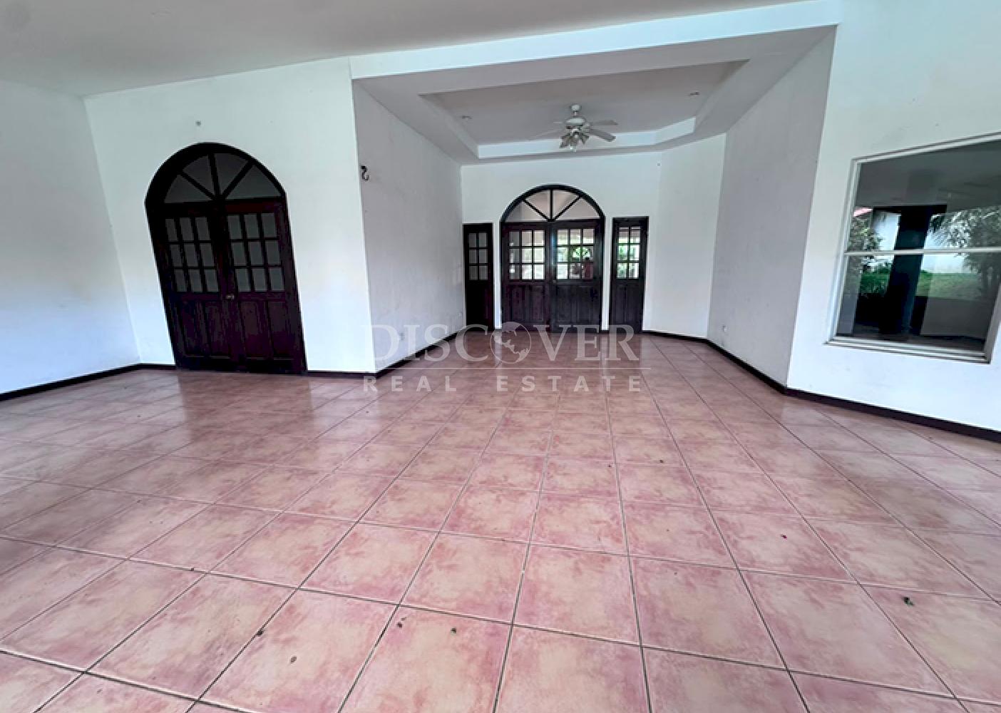  Spacious house with a pool for sale/rent on Carretera Sur