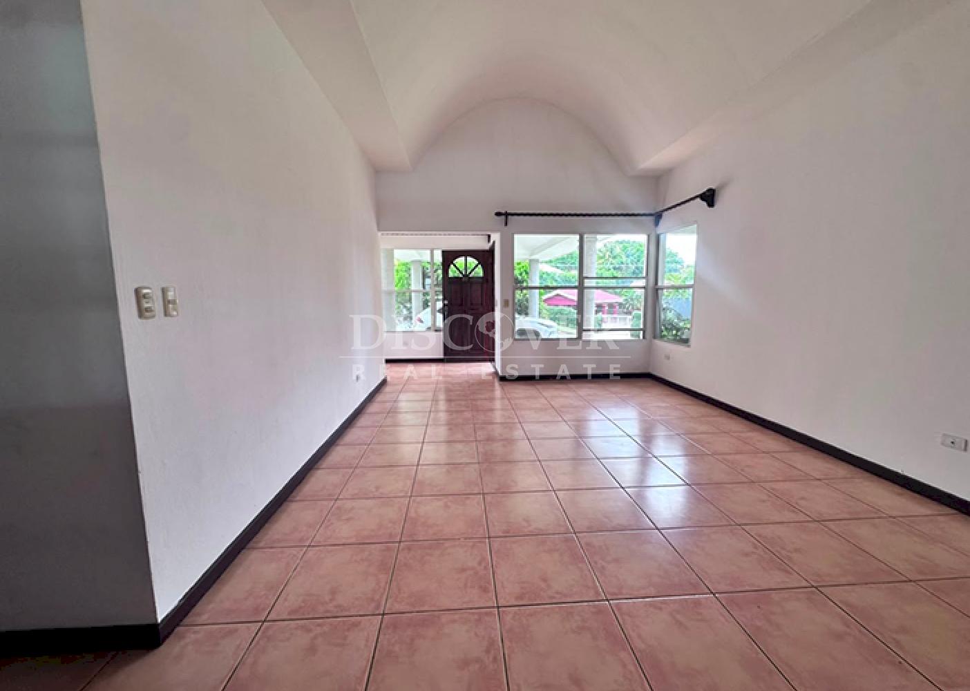  Spacious house with a pool for sale/rent on Carretera Sur