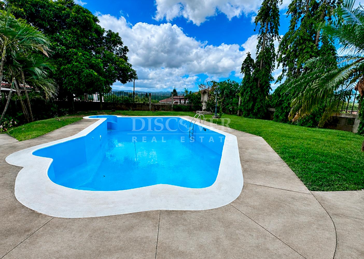  Spacious house with a pool for sale/rent on Carretera Sur