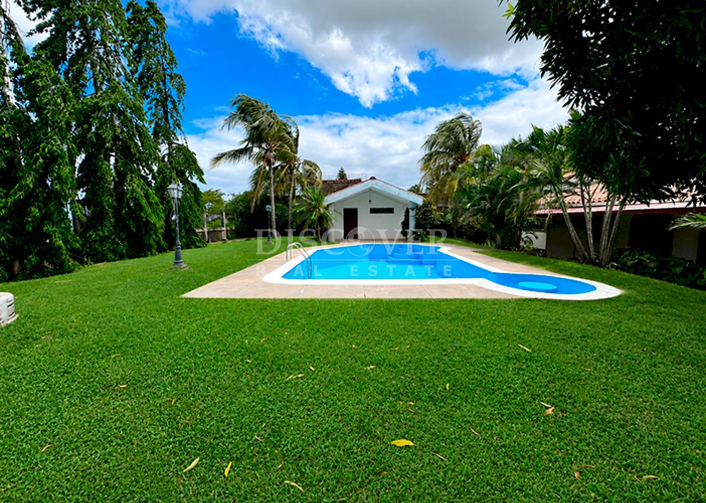  Spacious house with a pool for sale/rent on Carretera Sur
