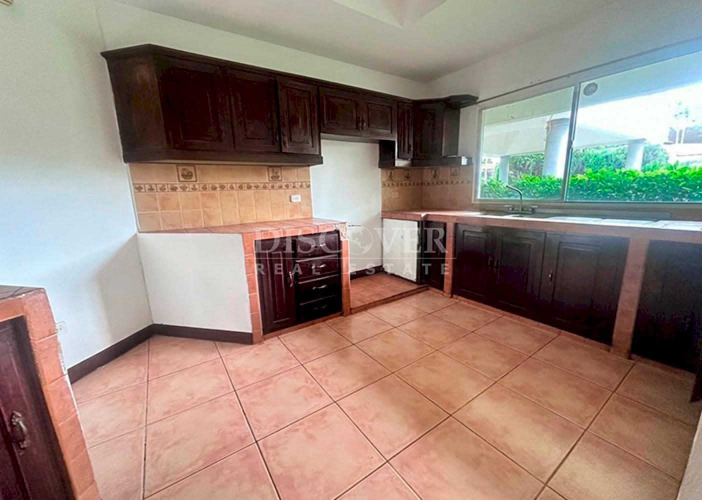  Spacious house with a pool for sale/rent on Carretera Sur