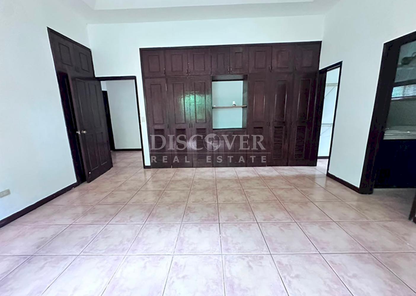  Spacious house with a pool for sale/rent on Carretera Sur