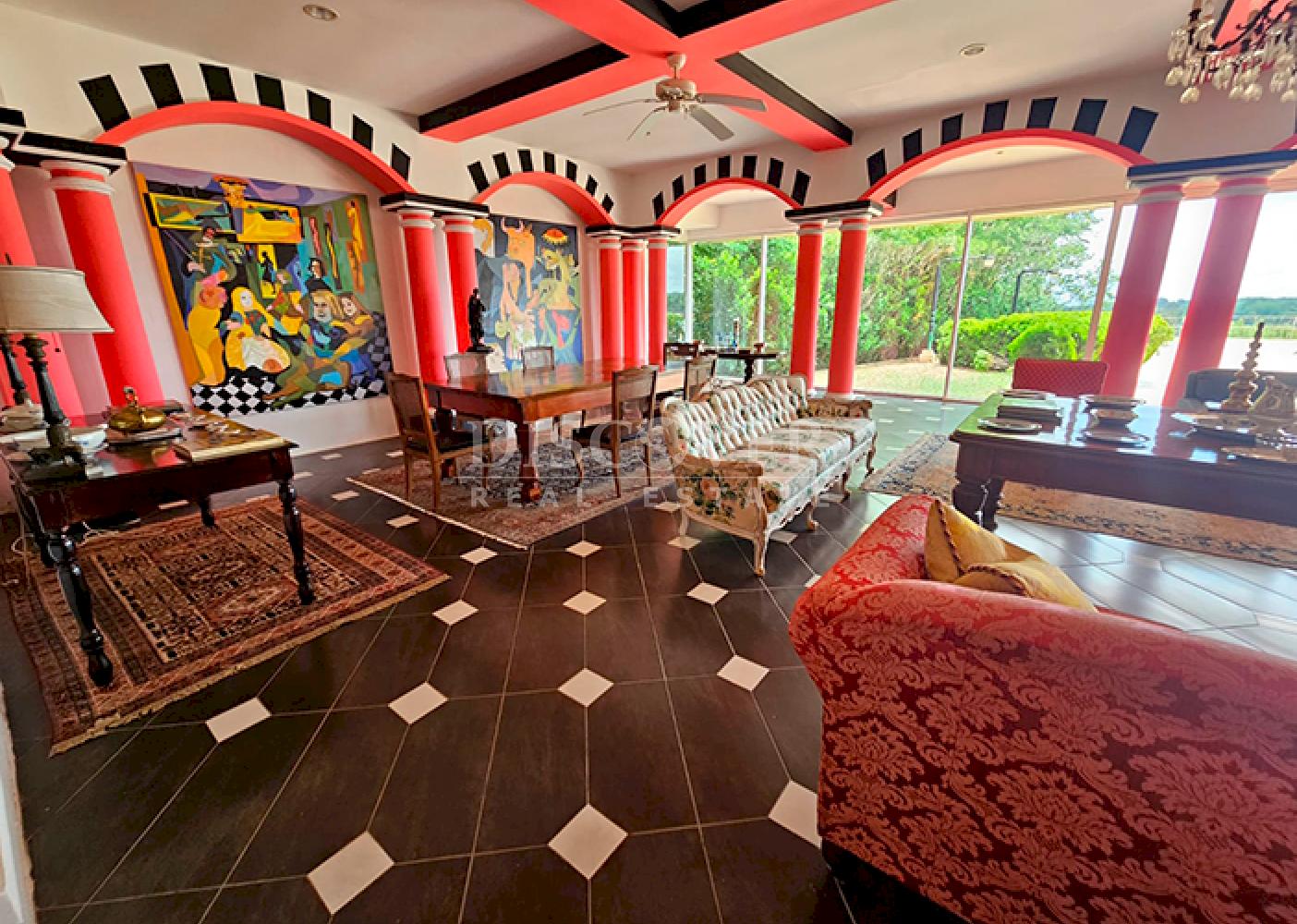  Furnished house with spacious rooms for sale on Carretera Sur