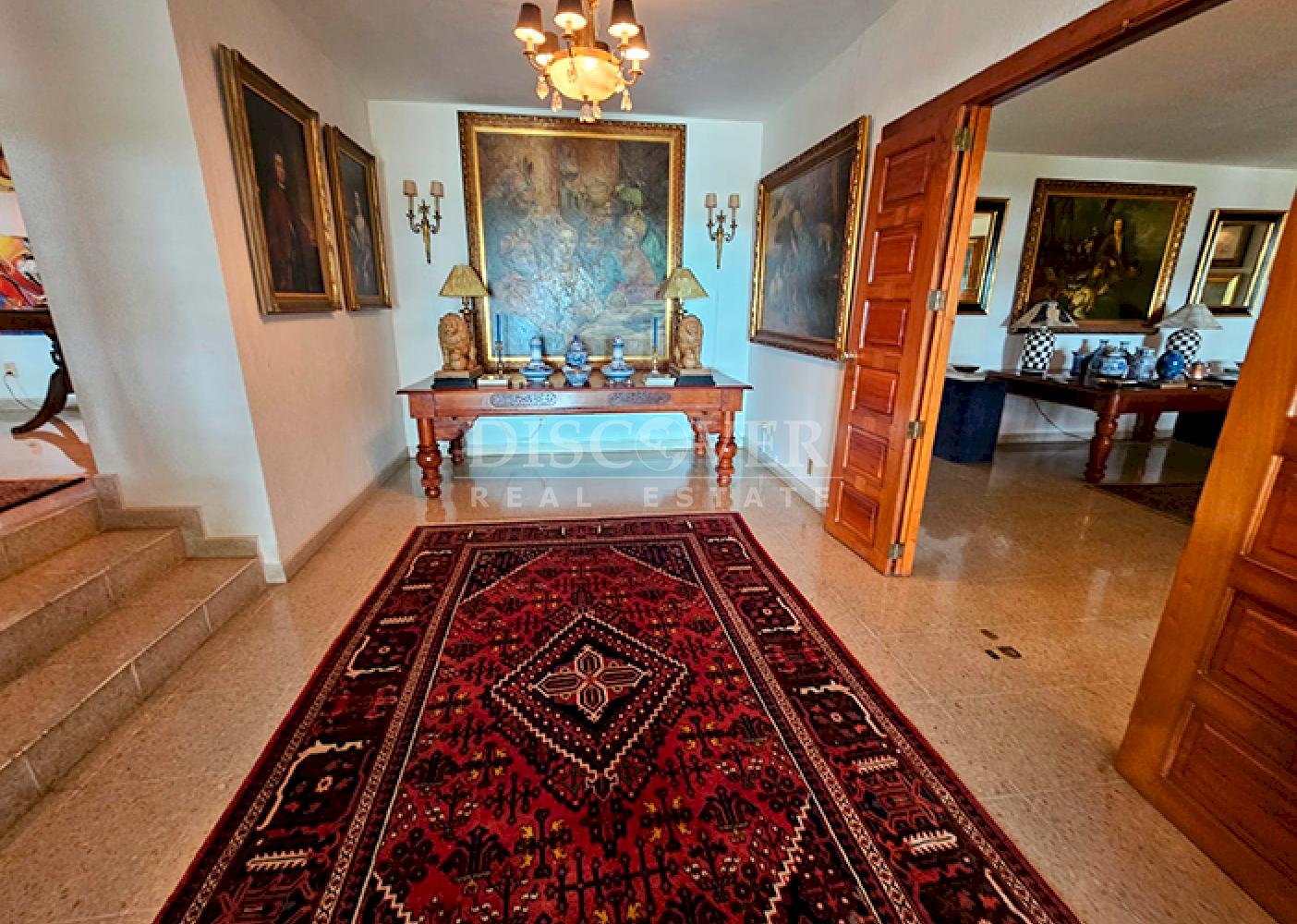  Furnished house with spacious rooms for sale on Carretera Sur