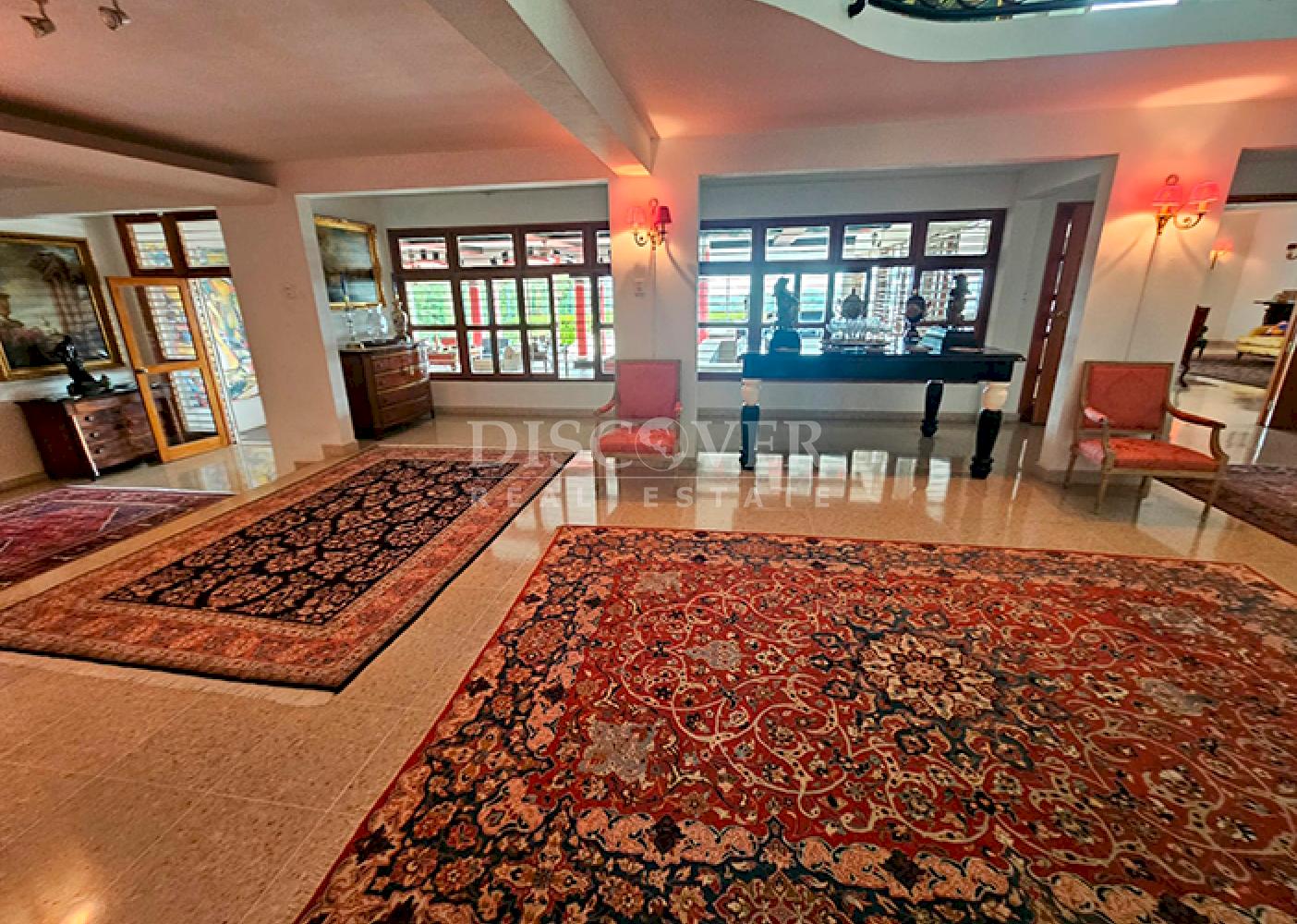  Furnished house with spacious rooms for sale on Carretera Sur