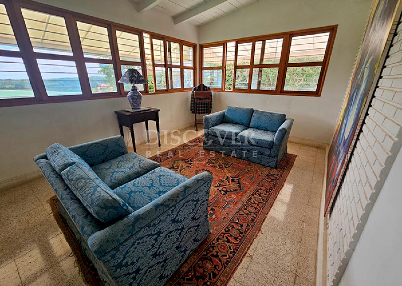  Furnished house with spacious rooms for sale on Carretera Sur