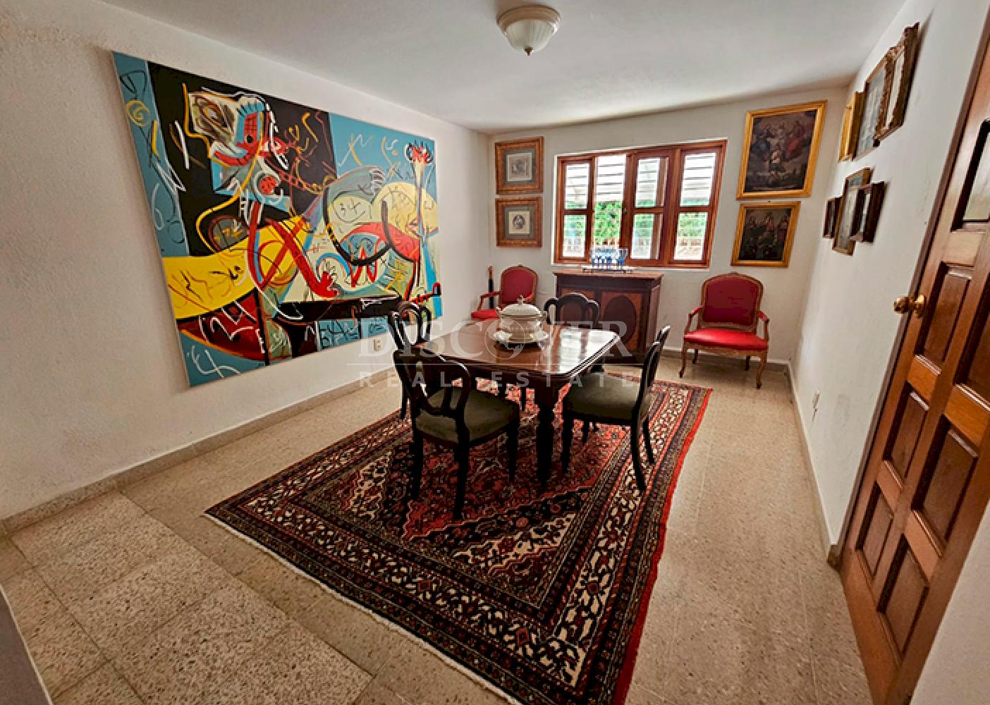  Furnished house with spacious rooms for sale on Carretera Sur