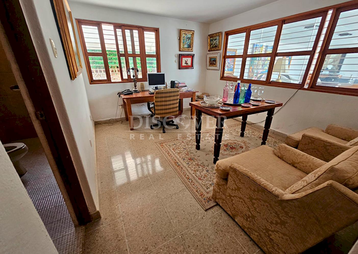  Furnished house with spacious rooms for sale on Carretera Sur