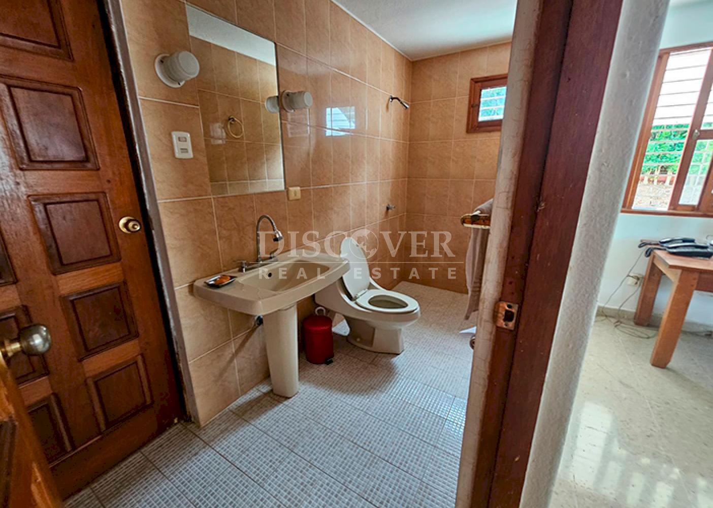  Furnished house with spacious rooms for sale on Carretera Sur