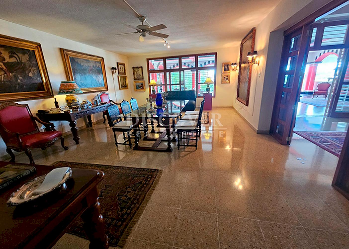  Furnished house with spacious rooms for sale on Carretera Sur