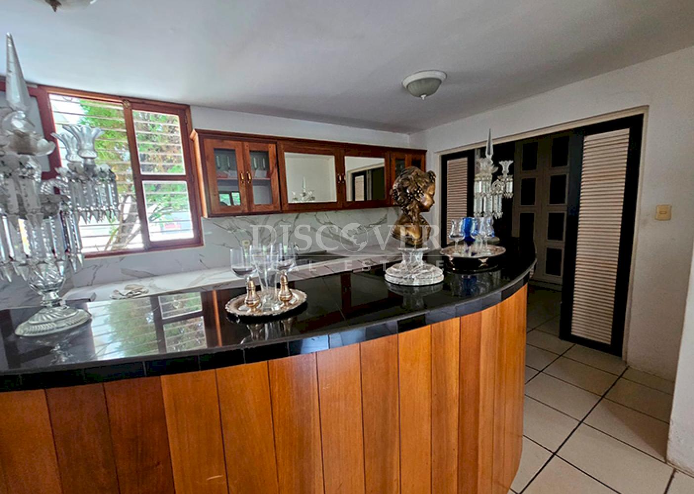  Furnished house with spacious rooms for sale on Carretera Sur