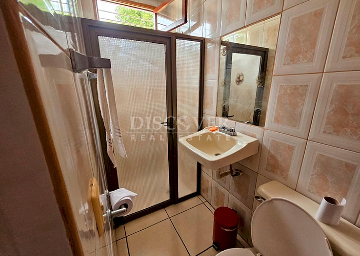  Furnished house with spacious rooms for sale on Carretera Sur