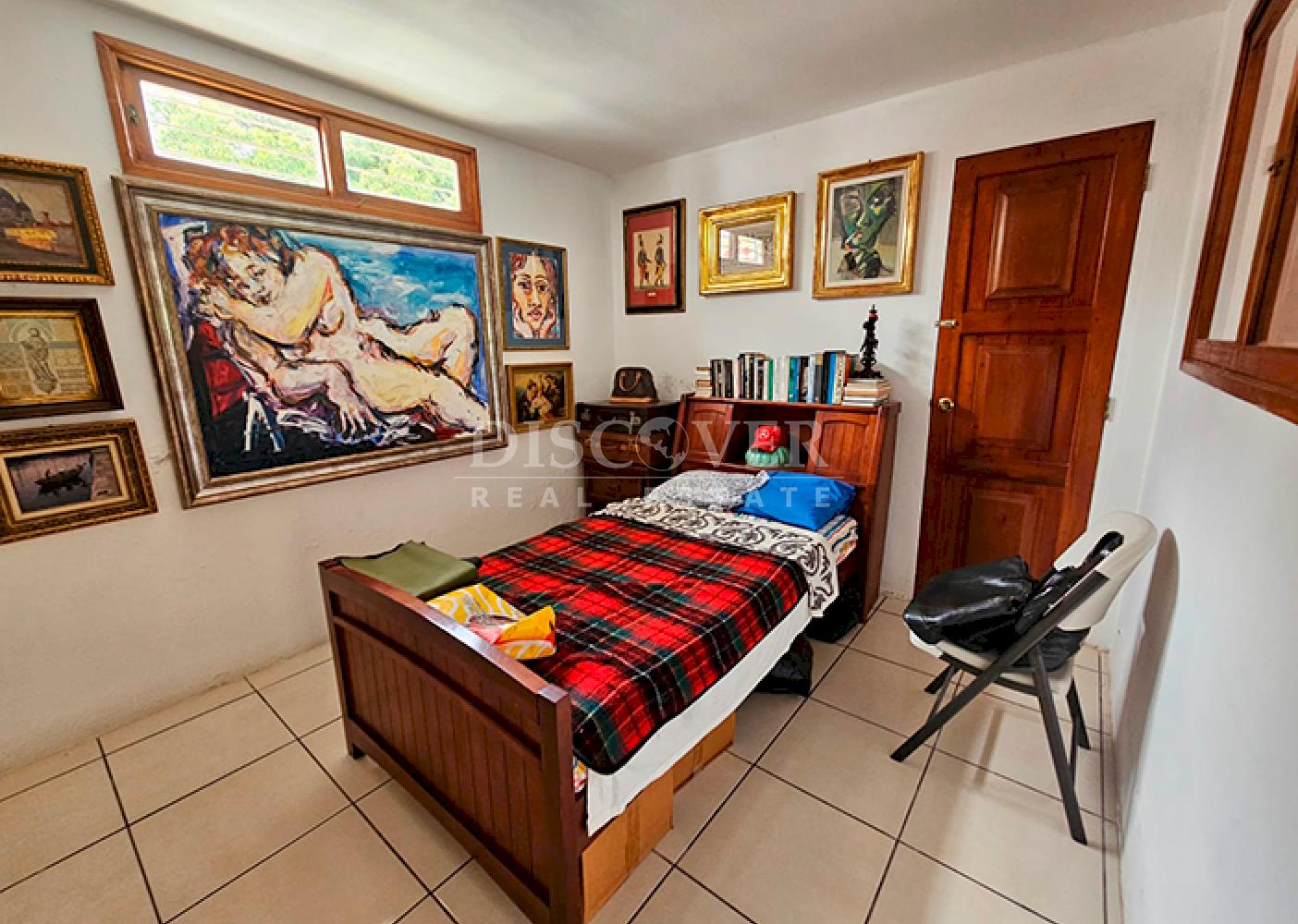  Furnished house with spacious rooms for sale on Carretera Sur