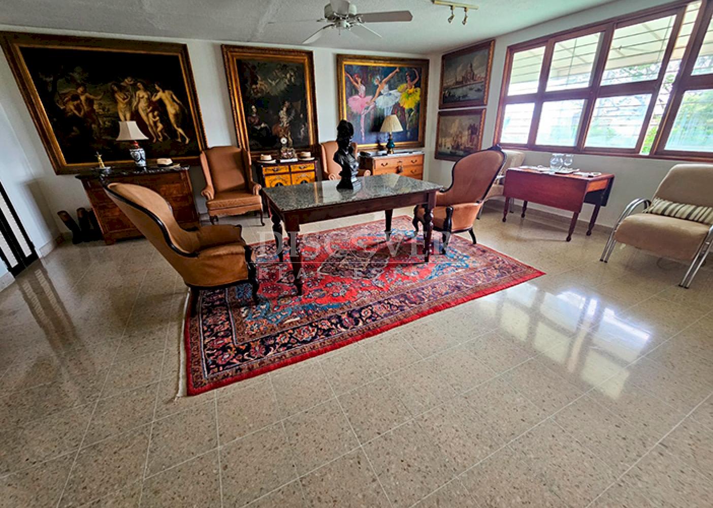  Furnished house with spacious rooms for sale on Carretera Sur