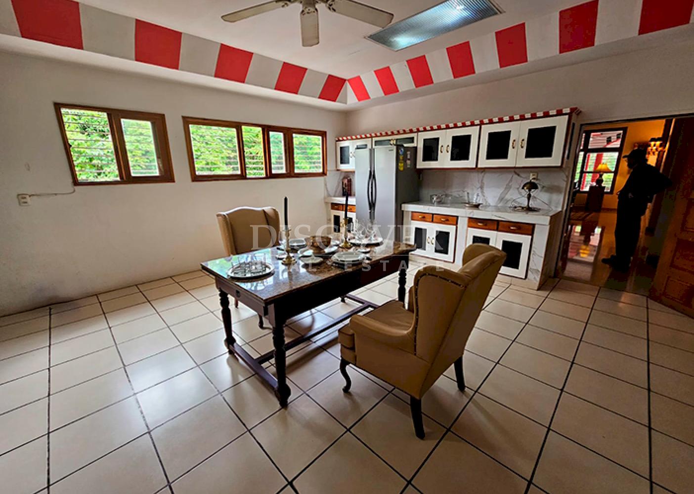  Furnished house with spacious rooms for sale on Carretera Sur