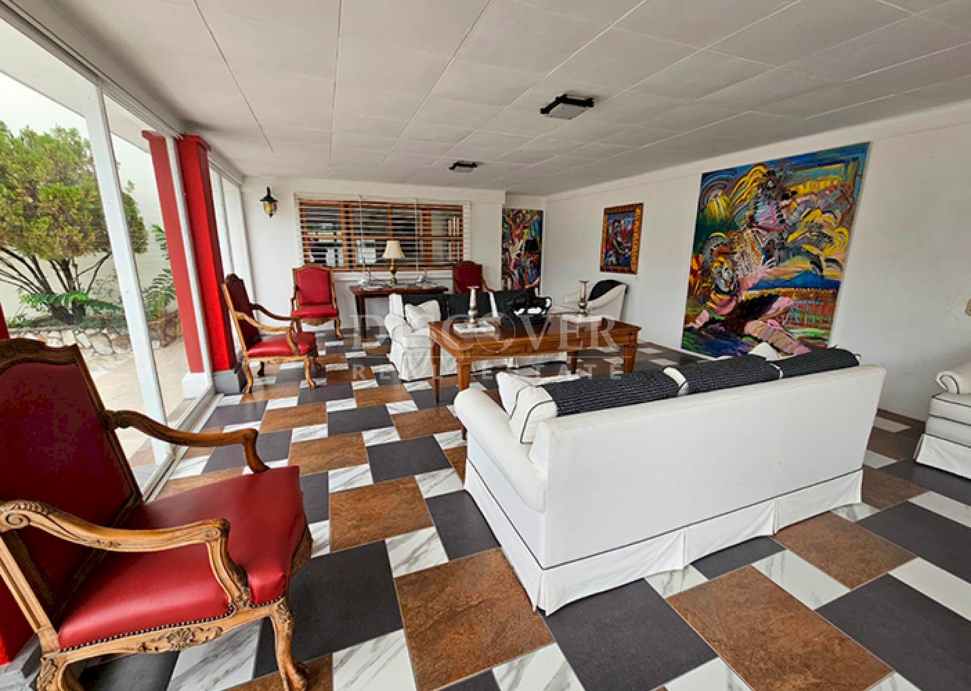  Furnished house with spacious rooms for sale on Carretera Sur