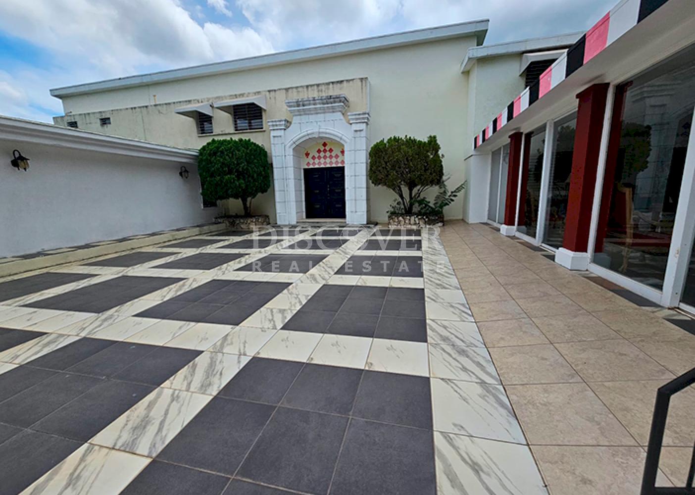  Furnished house with spacious rooms for sale on Carretera Sur