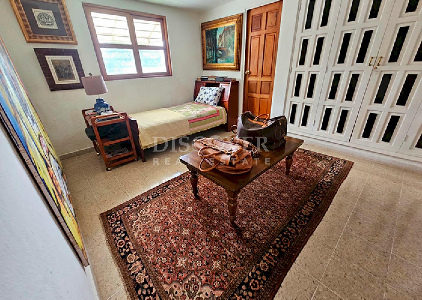  Furnished house with spacious rooms for sale on Carretera Sur