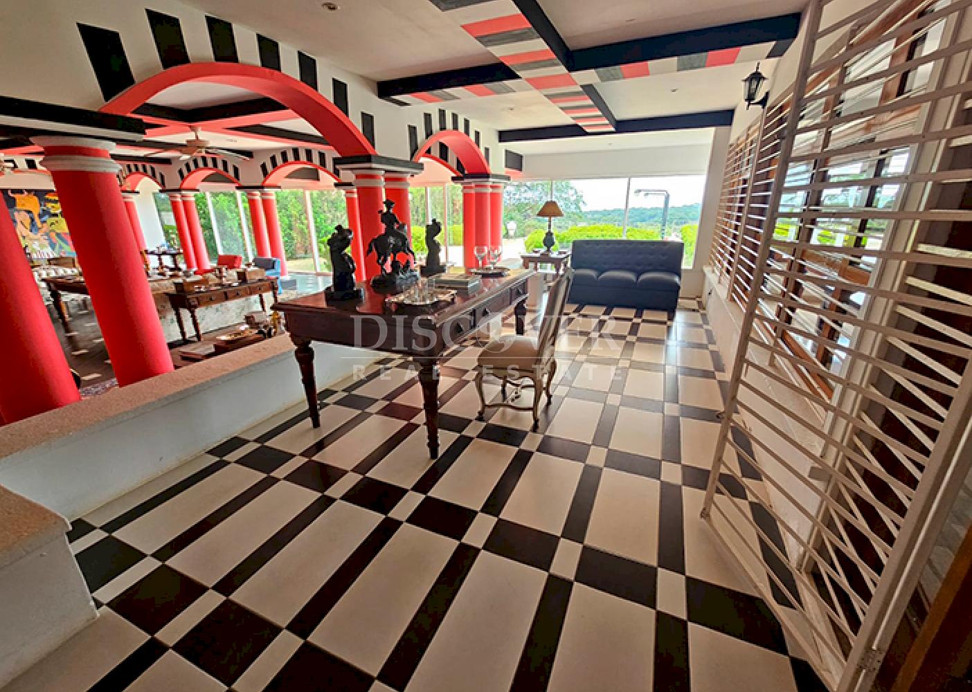  Furnished house with spacious rooms for sale on Carretera Sur