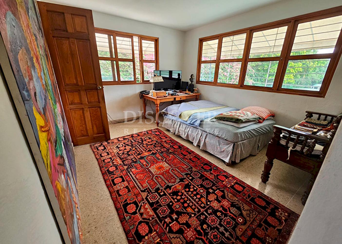  Furnished house with spacious rooms for sale on Carretera Sur