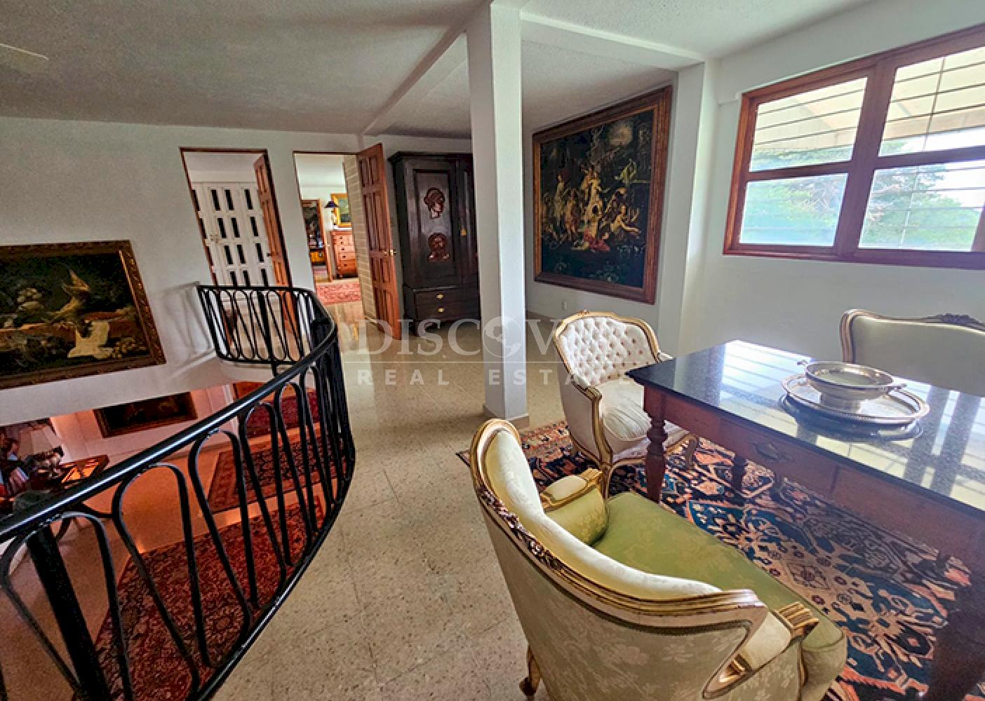  Furnished house with spacious rooms for sale on Carretera Sur