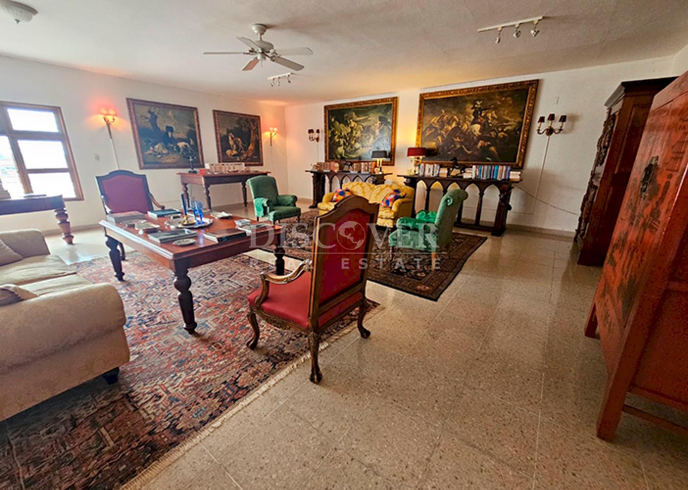  Furnished house with spacious rooms for sale on Carretera Sur