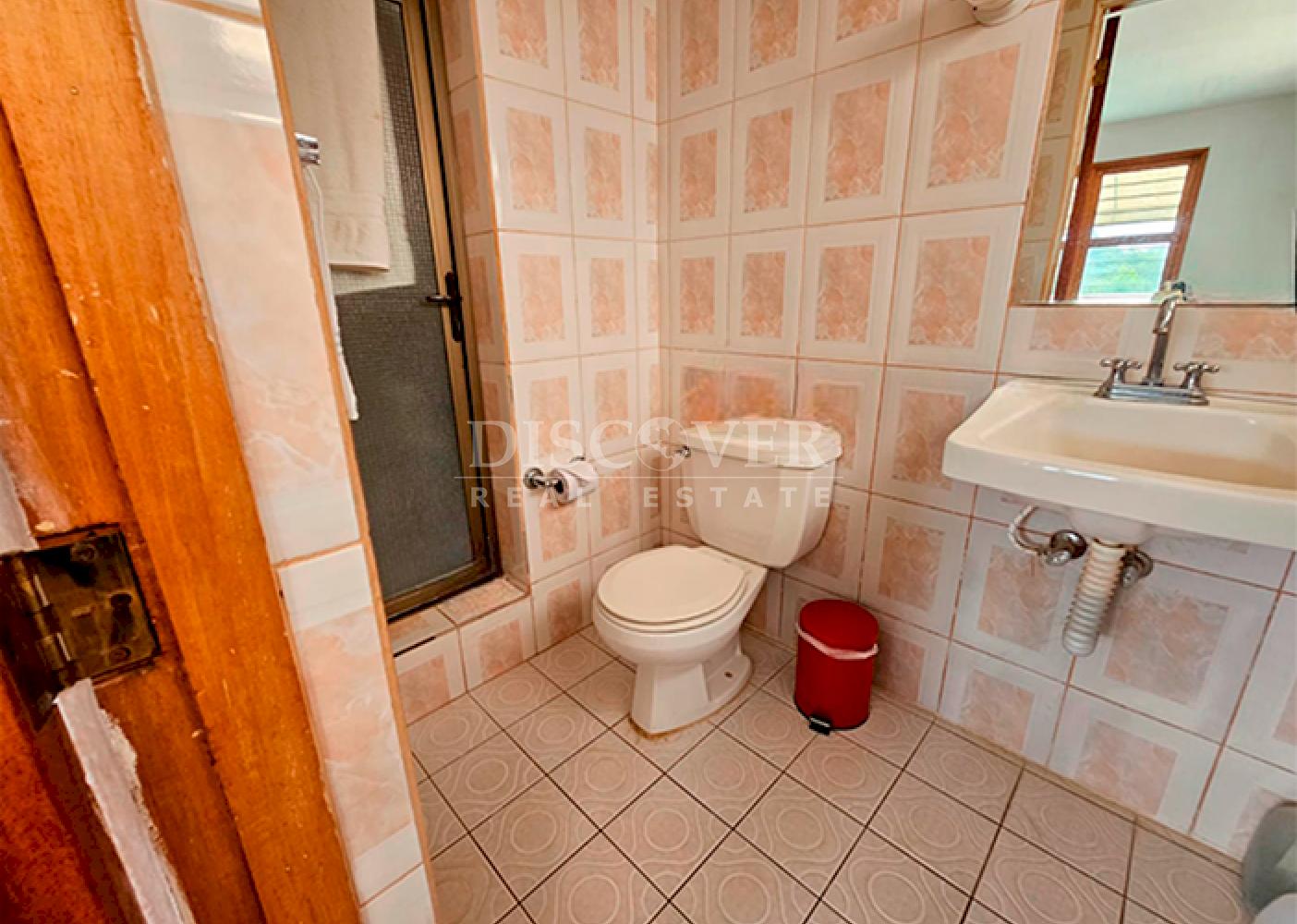  Furnished house with spacious rooms for sale on Carretera Sur