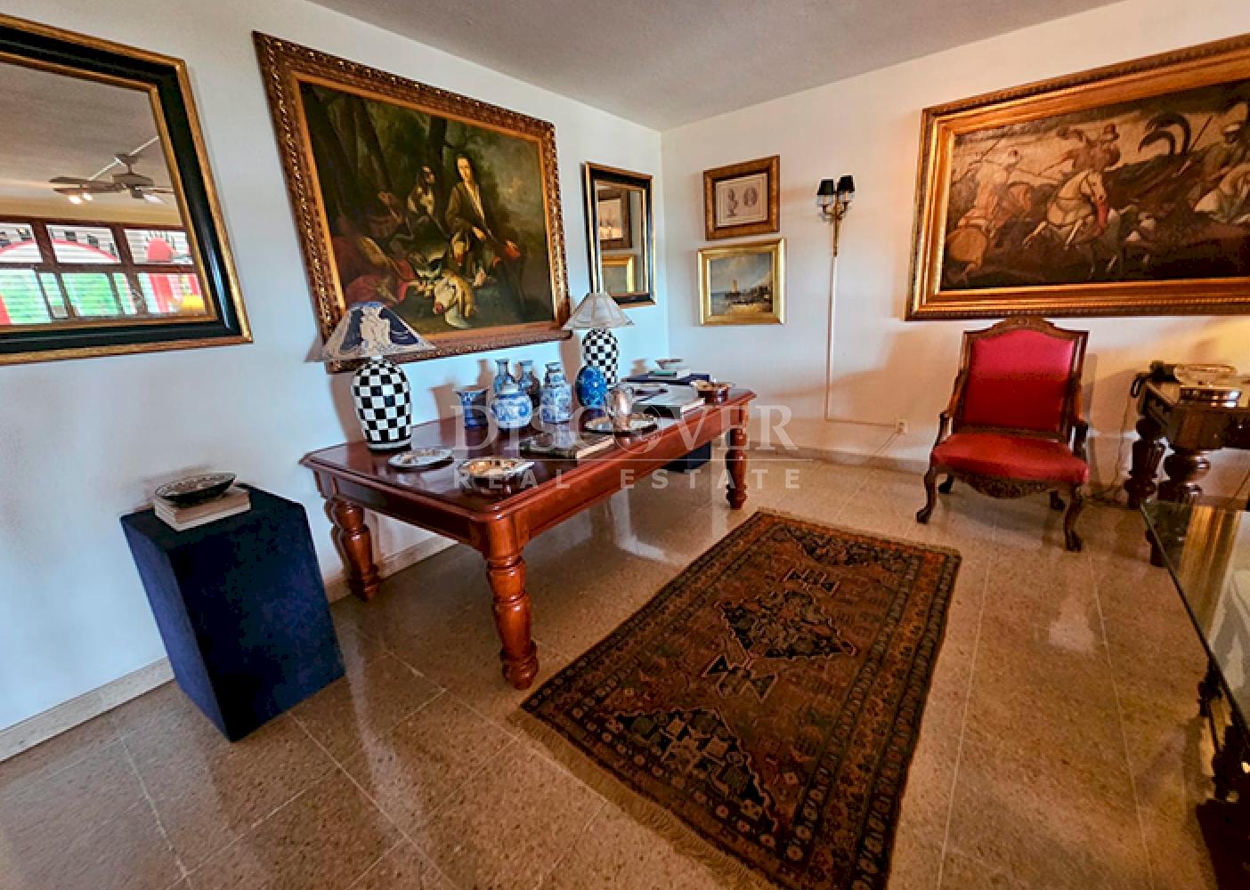  Furnished house with spacious rooms for sale on Carretera Sur