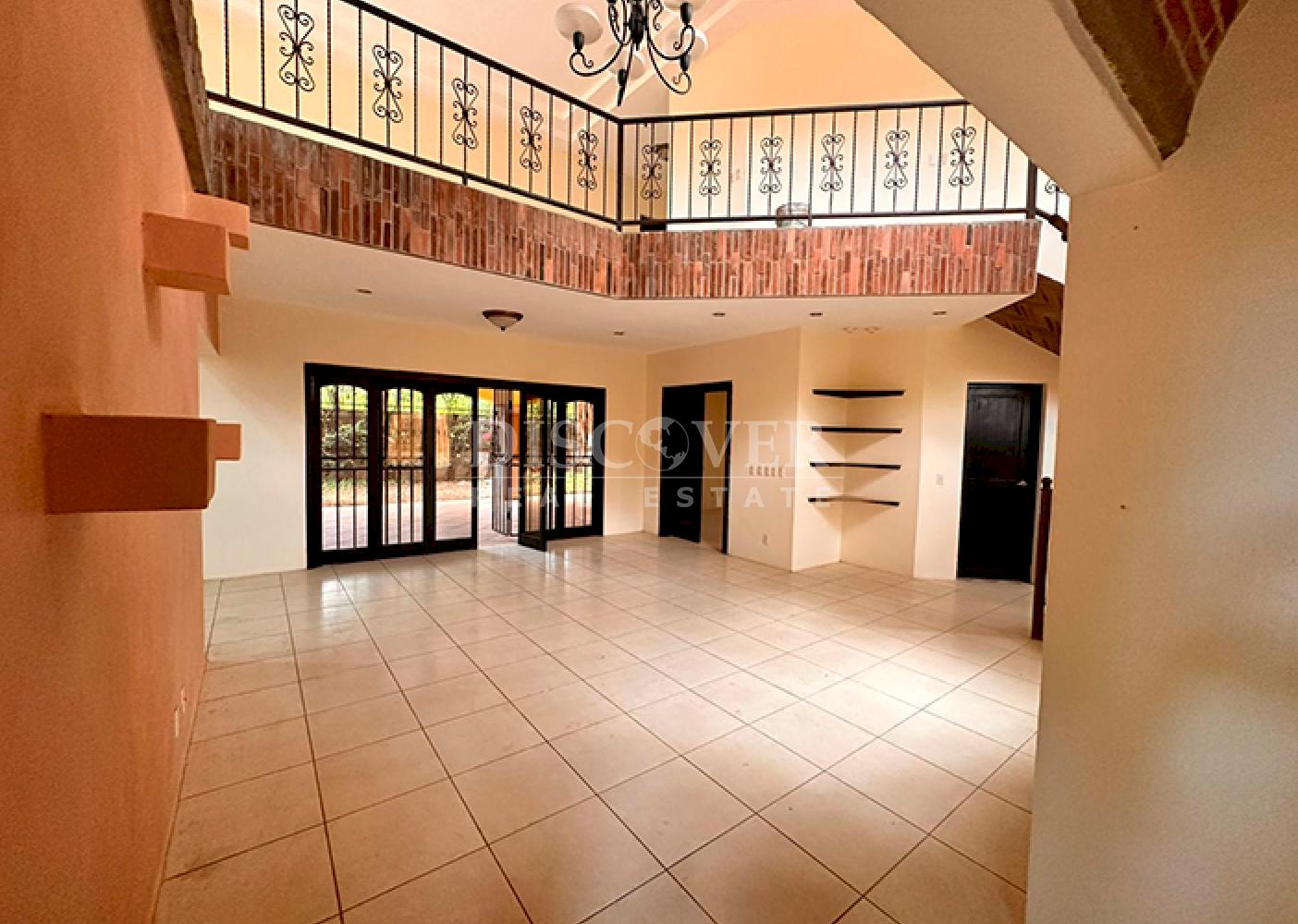  Spacious house for sale/rent on Carretera Sur