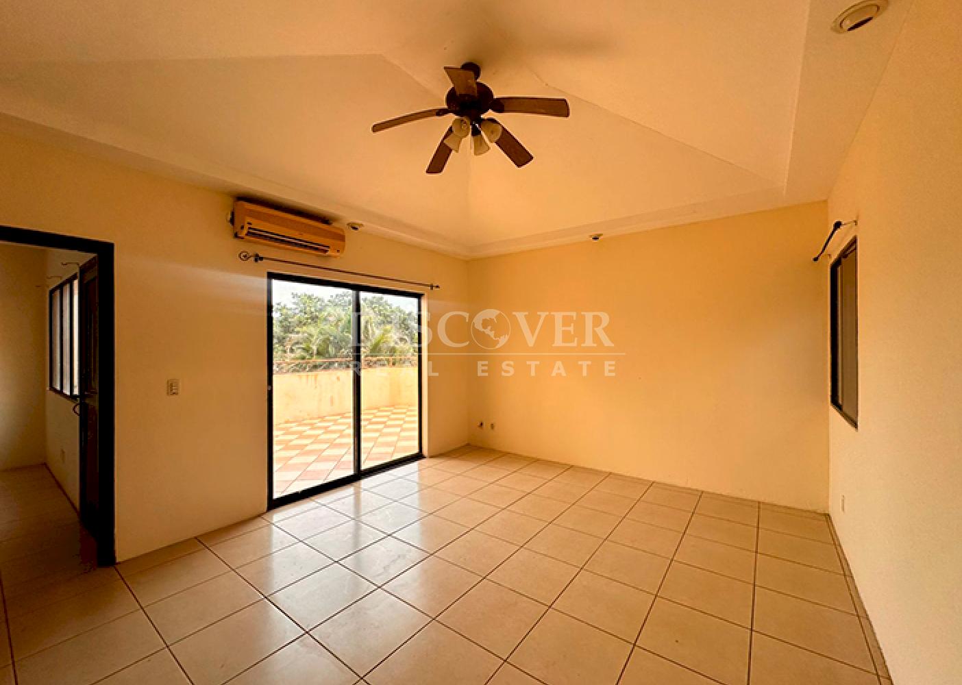  Spacious house for sale/rent on Carretera Sur