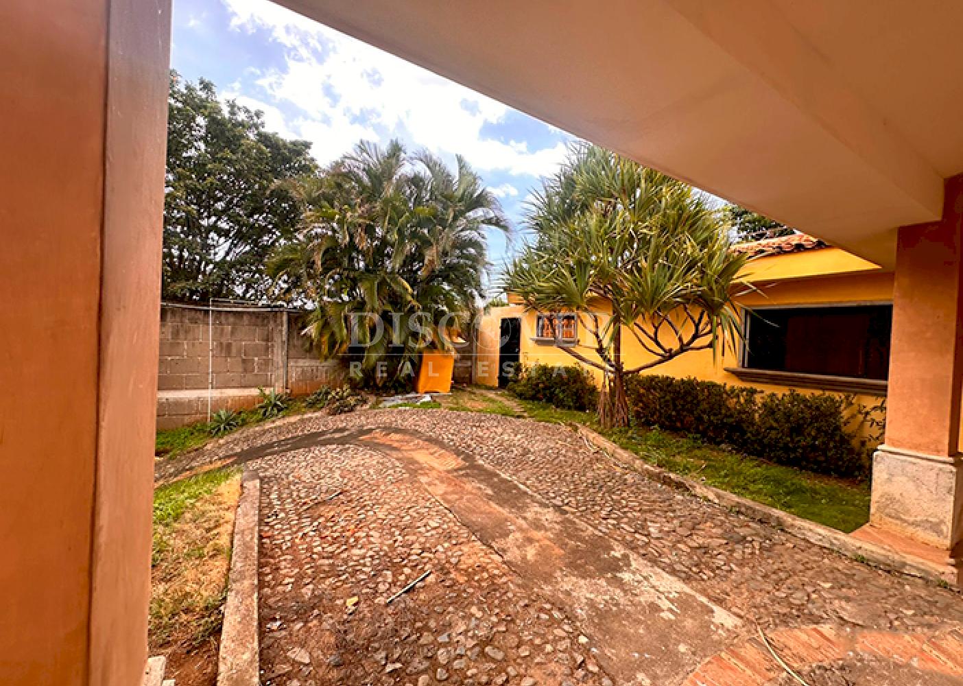  Spacious house for sale/rent on Carretera Sur
