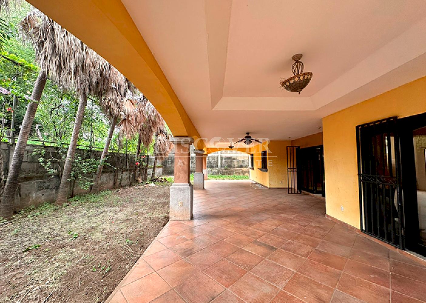  Spacious house for sale/rent on Carretera Sur