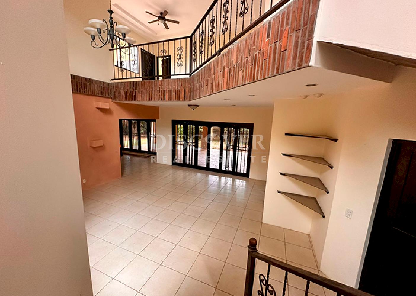  Spacious house for sale/rent on Carretera Sur