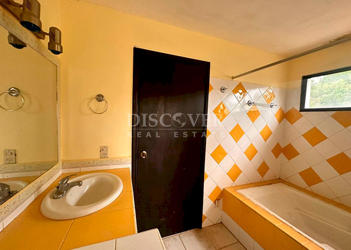  Spacious house for sale/rent on Carretera Sur