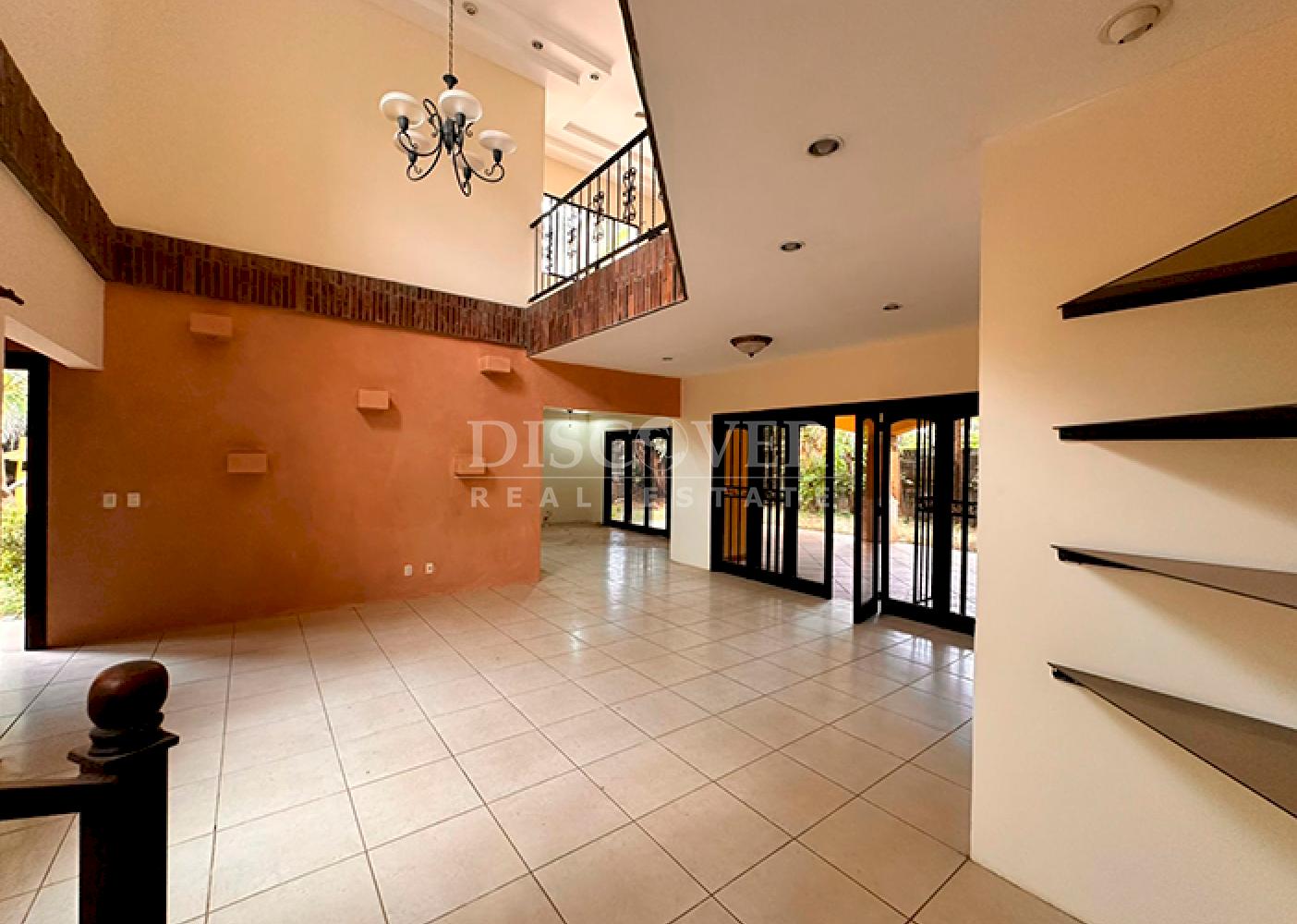  Spacious house for sale/rent on Carretera Sur