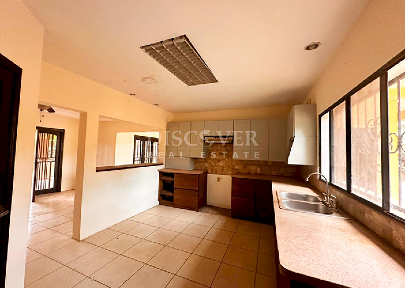  Spacious house for sale/rent on Carretera Sur