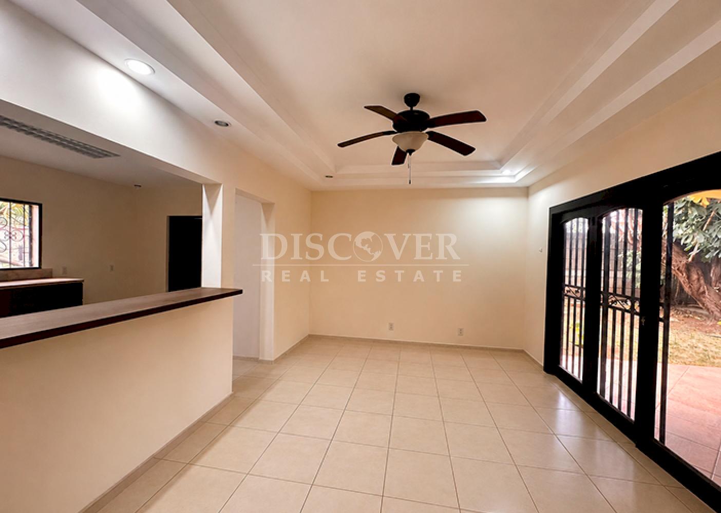  Spacious house for sale/rent on Carretera Sur