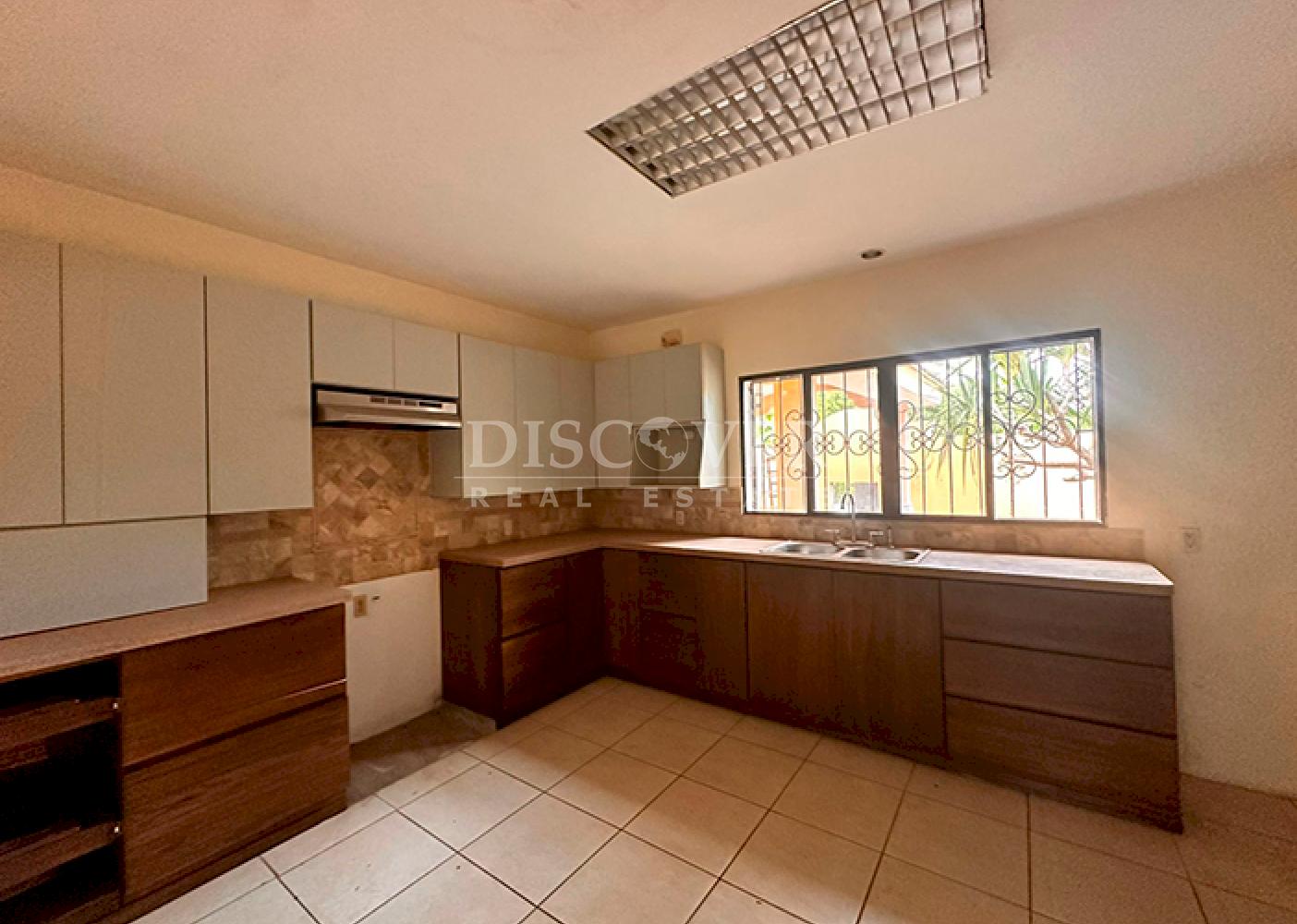  Spacious house for sale/rent on Carretera Sur