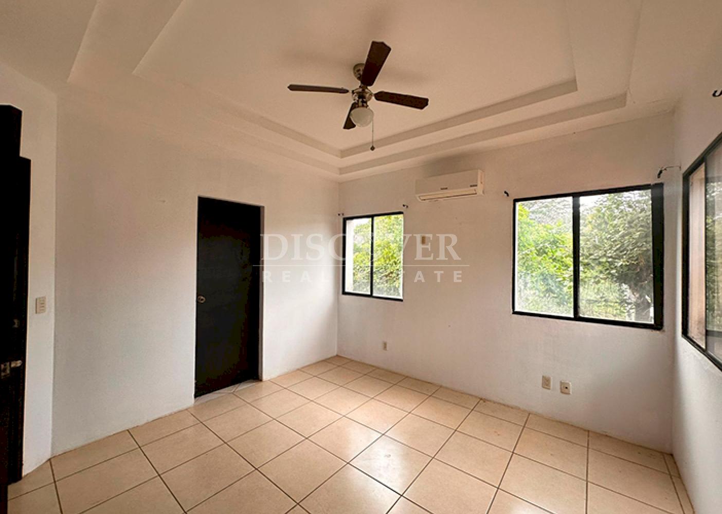  Spacious house for sale/rent on Carretera Sur