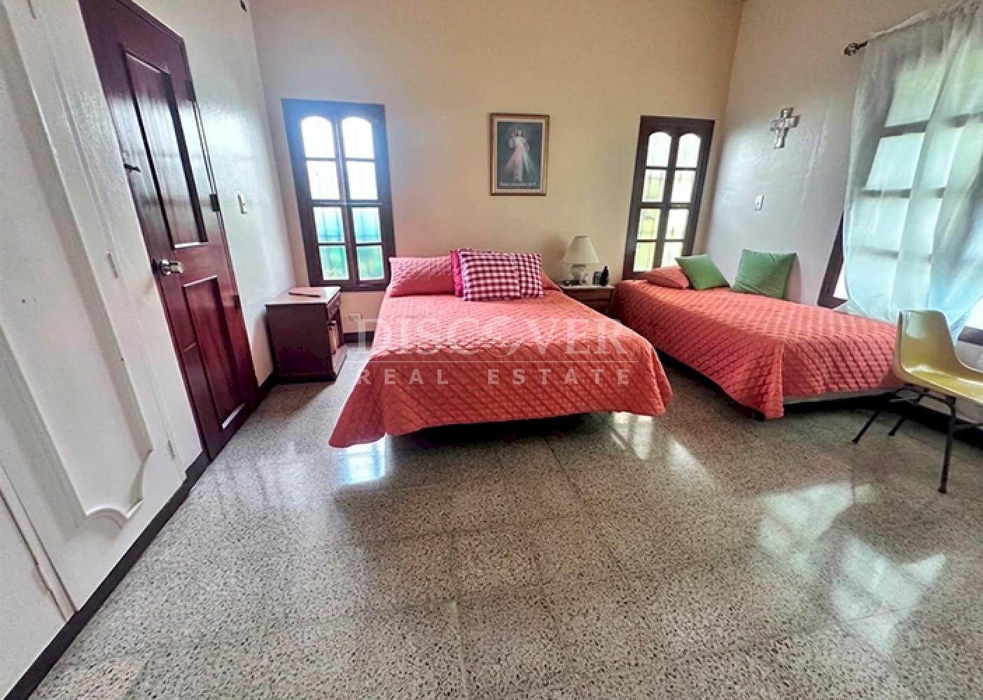  House for Sale in Bolonia – Ideal for Offices or as a Residence