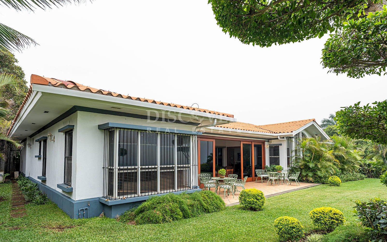  Exceptional Residence for Sale with Panoramic Views and Independent Apartment in Carretera Sur.