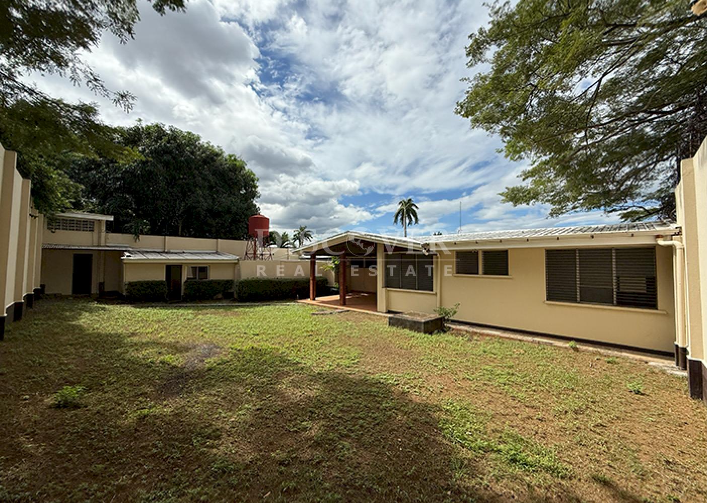 House with high commercial potential for sale in Bolonia 