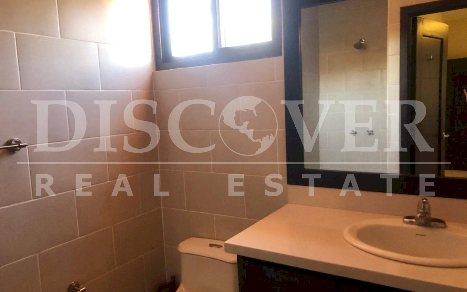 https://images.discovernica.com/propiedad/1600/Ba_o_de_Habitaci_n_Principal.jpg